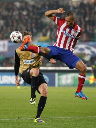 FUSSBALL - CL, A.Wien vs Atletico WIEN,AUSTRIA,22.OKT.13 - FUSSBALL - UEFA Champions League, Gruppenphase, FK Austria Wien vs Atletico Madrid. Bild zeigt Roman Kienast (A.Wien) und Miranda (Atletico). 