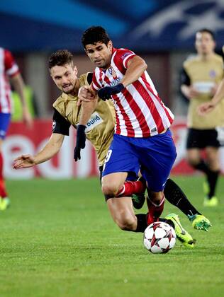 FUSSBALL - CL, A.Wien vs Atletico WIEN,AUSTRIA,22.OKT.13 - FUSSBALL - UEFA Champions League, Gruppenphase, FK Austria Wien vs Atletico Madrid. Bild zeigt James Holland (A.Wien) und Diego Costa (Atletico). 
