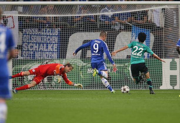 Fernando Torres (Chelsea, mitte) erzielt das Tor zum 2:0 für Chelsea. Links Timo Hildebrand (Schalke), rechts Atsuto Uchida (Schalke) . FC Schalke 04-FC Chelsea . Gelsenkirchen, GER, 22.10.2013 , Fussball-Champions League 2013-2014 .