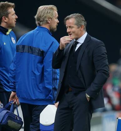 Trainer Jens Keller (Schalke) enttäuscht . FC Schalke 04-FC Chelsea . Gelsenkirchen, GER, 22.10.2013 , Fussball-Champions League 2013-2014 .