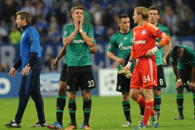 Gelsenkirchen, Deutschland 22. Oktober 2013: Champions-League - Vorrunde - 13 14 - FC Schalke 04 vs. FC Chelsea. Roman Neustädter Neustädter (Schalke) und Torwart Timo Hildebrand (Schalke) unzufrieden enttäuscht enttaeuscht niedergeschlagen. mt