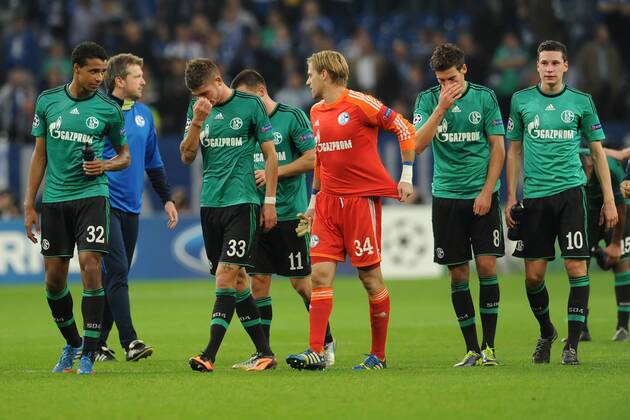 Gelsenkirchen, Deutschland 22. Oktober 2013: Champions-League - Vorrunde - 13 14 - FC Schalke 04 vs. FC Chelsea. Joel Matip (Schalke), Roman Neustädter Neustädter (Schalke), Christian Clemens (Schalke), Torwart Timo Hildebrand (Schalke), Leon Goretzka (Schalke) und Julian Draxler (Schalke) unzufrieden enttäuscht enttaeuscht niedergeschlagen. mt