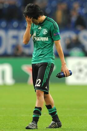 Gelsenkirchen, Deutschland 22. Oktober 2013: Champions-League - Vorrunde - 13 14 - FC Schalke 04 vs. FC Chelsea. Atsuto Uchida (Schalke) unzufrieden enttäuscht enttaeuscht niedergeschlagen. mt