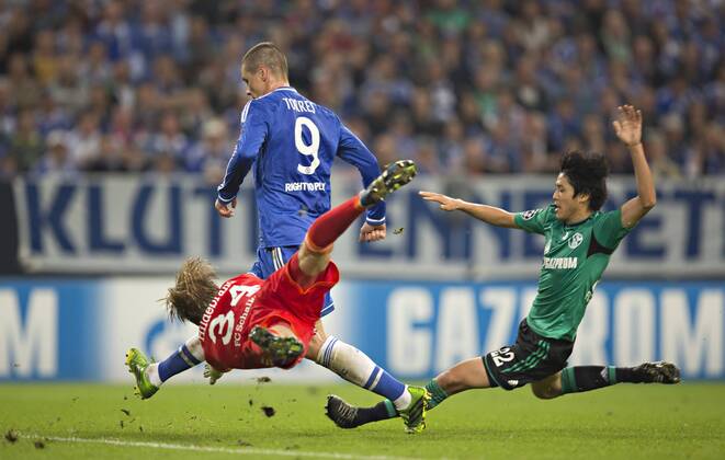 Gelsenkirchen, 22.10.2013, Veltins Arena, Fußball Torwart Timo Hildebrand (S04), Fernando Torres (London), Atsuto Uchida (S04) FC Schalke 04 - FC Chelsea London