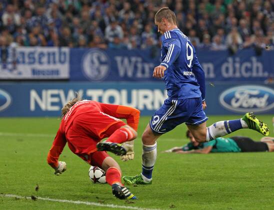 22.10.2013, Fussball Championsleague 2013 2014, Vorrunde, 3.Spieltag, FC Schalke 04 - FC Chelsea , in der Veltins-Arena Gelsenkirchen. Tor zum 0:2 , v.l. Torwart Timo Hildebrand (Schalke) gegen Torschütze Fernando Torres (FC Chelsea)