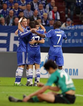 22.10.2013, xovx, Fussball Champions League, FC Schalke 04 - Chelsea London, v.l. Fernando Torres (FC Chelsea), Eden Hazard (FC Chelsea), Oscar (FC Chelsea) und Ramires (FC Chelsea) bejubeln das Tor zum 0:2, davor Atsuto Uchida (FC Schalke 04), enttaeuscht, enttaeuscht schauend, dissapointed, , Aktion.