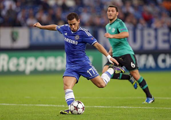 22.10.2013, xovx, Fussball Champions League, FC Schalke 04 - Chelsea London, v.l. Eden Hazard (FC Chelsea) erzielt das Tor zum 0:3, re Sead Kolasinac (FC Schalke 04), Aktion.