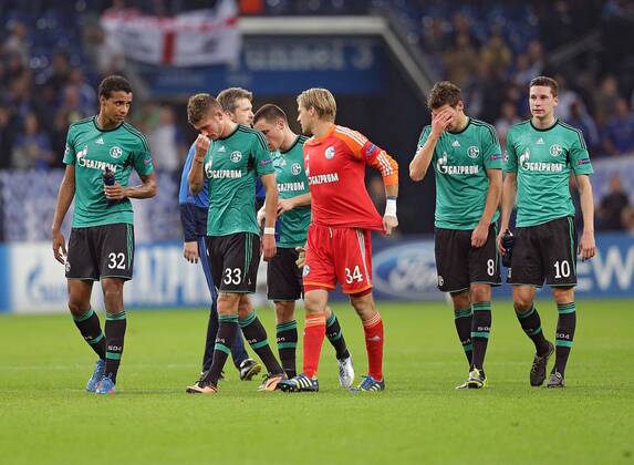 22.10.2013, xovx, Fussball Champions League, FC Schalke 04 - Chelsea London, v.l. Enttäuschung nach der 0:3 Niederlage gegen Chelsea bei Joel Matip (FC Schalke 04), Roman Neustädter (FC Schalke 04), Christian Clemens (FC Schalke 04), Timo Hildebrand (FC Schalke 04), Leon Goretzka (FC Schalke 04) und Julian Draxler (FC Schalke 04), Freisteller.