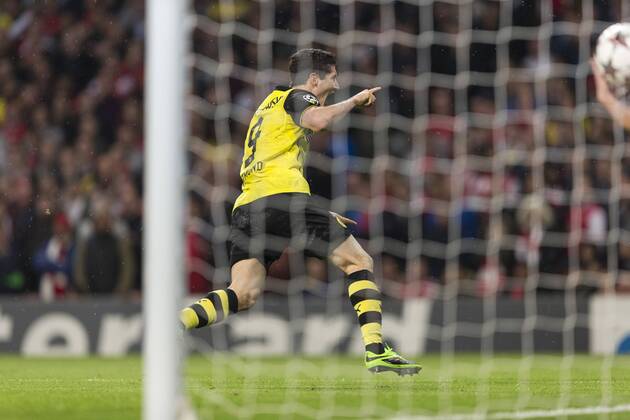 22.10.2013 London, England. Borussia Dortmund forward Robert LEWANDOWSKI scores the winning goal during the Champions League game between Arsenal and Borussia Dortmund from the Emirates Stadium. xCraigxMercerx  ActionPlus11463807