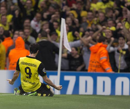 22.10.2013 London, England. Borussia Dortmund forward Robert LEWANDOWSKI scores the winning goal &amp; celebrates in front of the away fans during the Champions League game between Arsenal and Borussia Dortmund from the Emirates Stadium. xCraigxMercerx  ActionPlus11463808