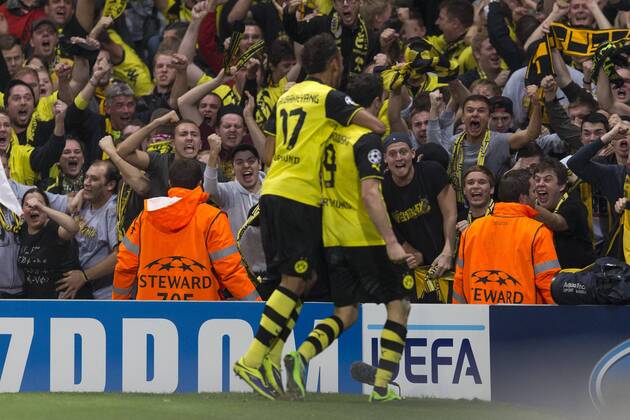 22.10.2013 London, England. Borussia Dortmund forward Robert LEWANDOWSKI scores the winning goal &amp; celebrates in front of the away fans during the Champions League game between Arsenal and Borussia Dortmund from the Emirates Stadium. xCraigxMercerx  ActionPlus11463809