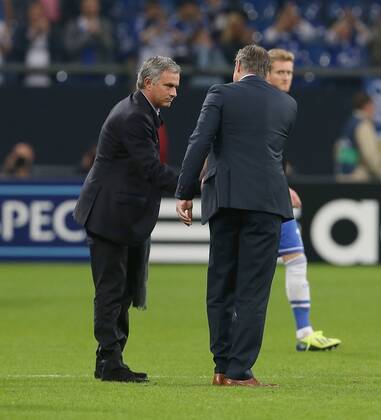 Trainer Jens Keller (Schalke, rechts) gratuliert Trainer Jose Mourinho (Chelsea) nach Spielende zum 3:0 Sieg . FC Schalke 04-FC Chelsea . Gelsenkirchen, GER, 22.10.2013 , Fussball-Champions League 2013-2014 .