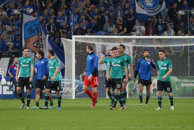 Enttäuschte Schalker nach Spielende . FC Schalke 04-FC Chelsea . Gelsenkirchen, GER, 22.10.2013 , Fussball-Champions League 2013-2014 .