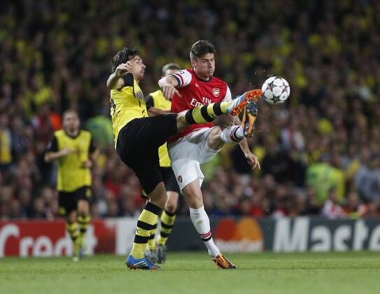 Arsenal s Olivier Giroud tussles with Dortmund s Mats Hummels Arsenal v Dortmund - UEFA Champions League - the Emirates - London - England -22 10 2013 - Pic David Klein Sportimage EDITORIAL USE ONLY. No use with unauthorised audio, video, data, fixture lists, club league logos or live services. Online in-match use limited to 120 images, no video emulation. No use in betting, games or single club league player publications.