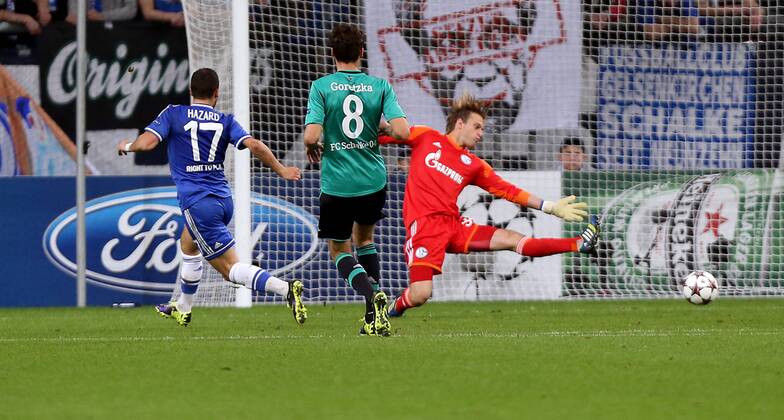 Gelsenkirchen Fußball Champions League FC Schalke 04 vs. Chelsea FC, v.l. Eden Hazard (Chelsea, links), schießt das Tor zum 3:0, Mitte Leon Goretzka (Schalke), rechts Timo Hildebrand (Schalke)