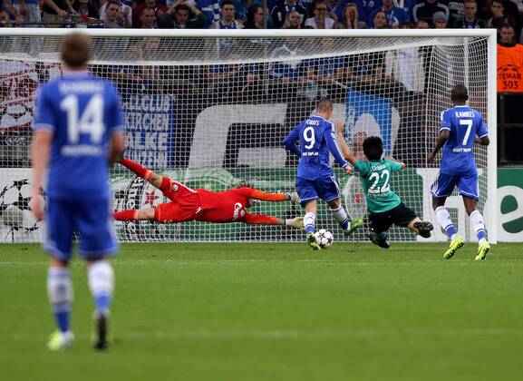 Gelsenkirchen Fußball Champions League FC Schalke 04 vs. Chelsea FC, Tor zum 0:2 durch Fernando Torres (Chelsea, Nr.9), v.l. Torwart Timo Hildebrand (Schalke), Fernando Torres (Chelsea), Atsuto Uchida (Schalke), Ramires (Chelsea)
