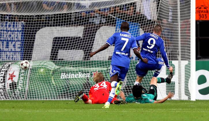 Gelsenkirchen Fußball Champions League FC Schalke 04 vs. Chelsea FC, Tor zum 0:2 durch Fernando Torres (Chelsea, Nr.9), v.l. Torwart Timo Hildebrand (Schalke),Ramires (Chelsea), Atsuto Uchida (Schalke), Fernando Torres (Chelsea),
