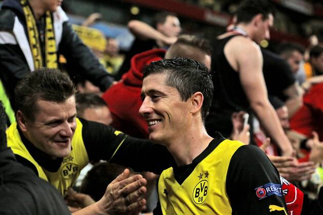 Torschütze zum Siegtreffer Robert Lewandowski 9 (Borussia Dortmund) überglücklich bei den Anhängern, Emotion, Freude, Glück, Positiv Arsenal FC London vs BVB Borussia Dortmund 09 --- Fussball --- Champions League --- 22.10.2013 EP_JSE