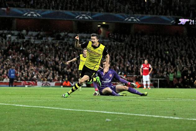 Robert Lewandowski 9 (Borussia Dortmund) beim Torjubel nach seinem Treffer zum 2:1, Emotion, Freude, Glück, Positiv Arsenal FC London vs BVB Borussia Dortmund 09 --- Fussball --- Champions League --- 22.10.2013 EP_JSE