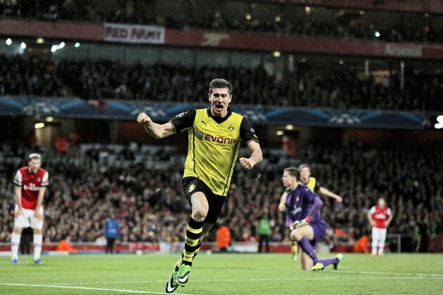 Robert Lewandowski 9 (Borussia Dortmund) beim Torjubel nach seinem Treffer zum 2:1, Emotion, Freude, Glück, Positiv Arsenal FC London vs BVB Borussia Dortmund 09 --- Fussball --- Champions League --- 22.10.2013 EP_JSE