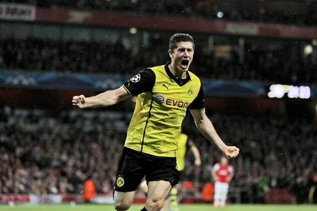Robert Lewandowski 9 (Borussia Dortmund) beim Torjubel nach seinem Treffer zum 2:1, Emotion, Freude, Glück, Positiv Arsenal FC London vs BVB Borussia Dortmund 09 --- Fussball --- Champions League --- 22.10.2013 EP_JSE