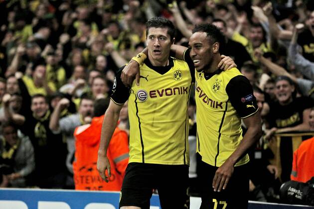 Robert Lewandowski 9 (Borussia Dortmund) beim Torjubel nach seinem Treffer zum 2:1 mit Pierre-Emerick Aubameyang 17 (Borussia Dortmund), Emotion, Freude, Glück, Positiv Arsenal FC London vs BVB Borussia Dortmund 09 --- Fussball --- Champions League --- 22.10.2013 EP_JSE