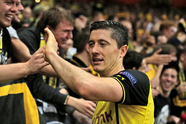 Torschütze zum Siegtreffer Robert Lewandowski 9 (Borussia Dortmund) überglücklich bei den Anhängern, Emotion, Freude, Glück, Positiv Arsenal FC London vs BVB Borussia Dortmund 09 --- Fussball --- Champions League --- 22.10.2013 EP_JSE