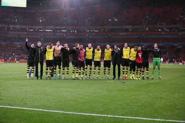 Die Dortmunder Mannschaft feiert den Sieg mit den Anhängern im Regen von London Arsenal FC London vs BVB Borussia Dortmund 09 --- Fussball --- Champions League --- 22.10.2013 EP_JSE