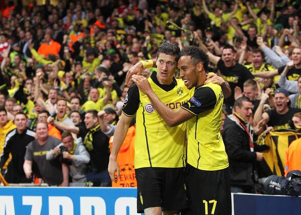 22.10.2013, xtvx, Fussball Champions League, Arsenal London - Borussia Dortmund, v.l. Goal scored, Tor zum 1:2 Robert Lewandowski (Borussia Dortmund) Torjubel, Goal celebration, celebrate the goal