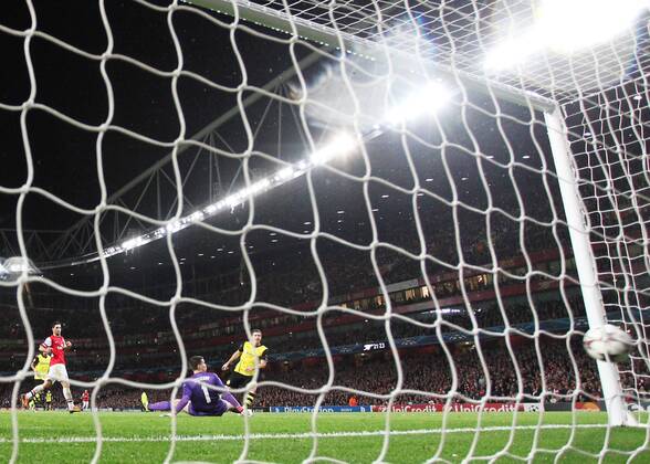 22.10.2013, xtvx, Fussball Champions League, Arsenal London - Borussia Dortmund, v.l. Goal scored, Tor zum 1:2 Robert Lewandowski (Borussia Dortmund)