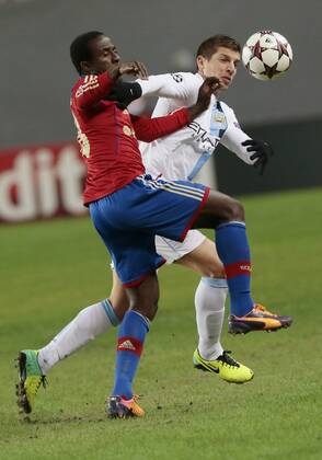 ITAR-TASS: MOSCOW REGION, RUSSIA. OCTOBER 23, 2013. CSKA s Seydou Doumbia (red) and Man. City s Sergio Aguero in action during a UEFA Champions League game CSKA Moscow vs. Manchester City.  premiumd RE12DA91