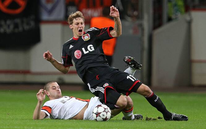 23.10.2013, Fussball Champions League 2013 2014, Vorrunde, 3.Spieltag, Bayer Leverkusen - Schachtar Donezk, in der BayArena Leverkusen. v.l. Yaroslav Rakitsky (Schachtar Donezk) gegen Stefan Kießling (Bayer Leverkusen)