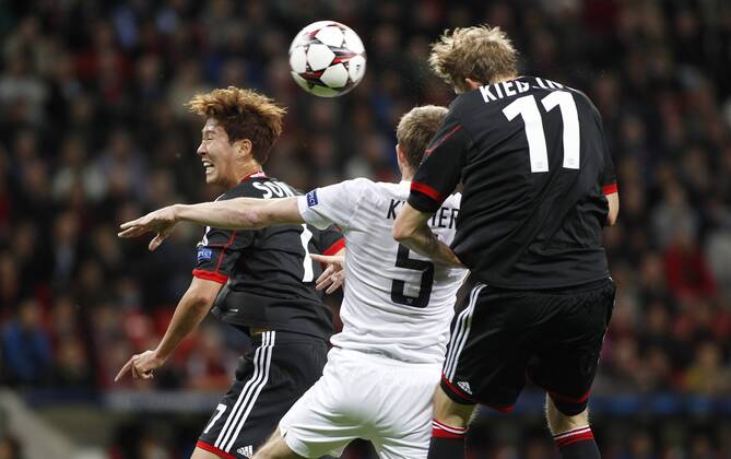Leverkusen, BayArena, 23.10.13: Leverkusens Stefan Kießling makes the 1:0 against Donetsks Tomas Hübschman during the match between Bayer 04 Leverkusen vs. Schachtar Donezk in the champions league season 2013 2014. Bayer 04 Leverkusen vs. Schachtar Donezk in der Gruppenphase der UEFA Championsleague.