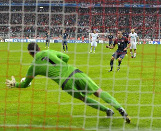 23.10.2013, Fussball Champions League 2013 2014, Vorrunde, 3.Spieltag, FC Bayern München - Viktoria Pilsen, in der Allianzarena München. Franck Ribery (München) trifft per Foulelfmeter zum 1:0 gegen Torwart Matus Kozacik (Pilsen)