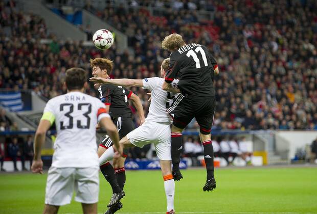 Stefan KIESSLING r. (LEV) köpft das Tor zum 1:0, gegen Olexandr KUCHER (Donezk), Aktion, Kopfball, Fussball Champions League, Vorrunde, 3. Spieltag, Bayer 04 Leverkusen (LEV) - Schachtar Donezk, am 23.10.2013 in Leverkusen Deutschland.