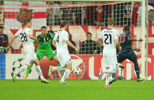 David ALABA, FCB 27 Torschuss, schiesst das Tor zum 2-0 FC BAYERN München - FC VIKTORIA PILSEN ( - ) Fussball UEFA Champions League, Gruppe D , Gruppenphase Hinspiel, München, 23.10.2013 CL Saison 2013 2014, FCB, München