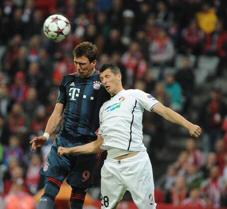 Mario Mandzukic (FC Bayern München) gegen Marian Cisovsky (Victoria Pilsen) Bayern München - Viktoria Pilsen, Champions League, Vorrunde, 23.10.2013
