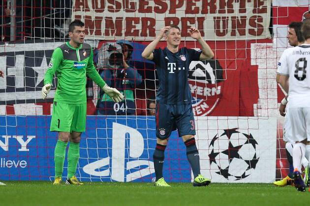 Bastian SCHWEINSTEIGER 31 (FC Bayern München) ärgert sich über die vergebene Chance FC Bayern München vs. FC Viktoria Pilsen, Fussball, Championsleague, 23.10.2013 EP_ckt