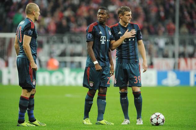 Arjen Robben (FC Bayern München), David Alaba (FC Bayern München) und Toni Kroos (FC Bayern München) beim Freistoss. Bayern München - Viktoria Pilsen, Champions League, Vorrunde, 23.10.2013