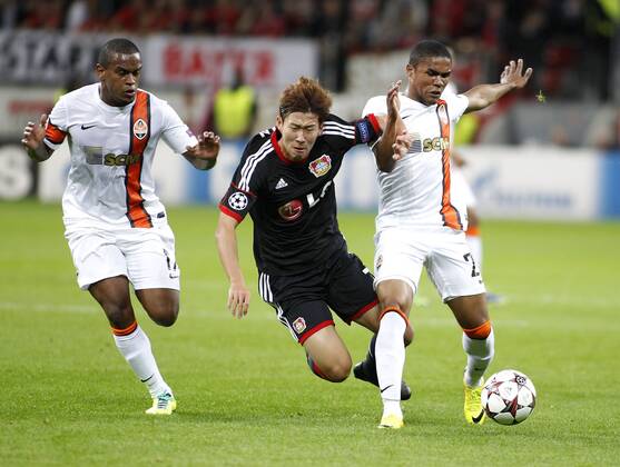 Leverkusen, BayArena, 23.10.13: Donetsks Fernando (L) and Douglas Costa (R) against Leverkusens Heung-Min Son during the match between Bayer 04 Leverkusen vs. Schachtar Donezk in the champions league season 2013 2014. Bayer 04 Leverkusen vs. Schachtar Donezk in der Gruppenphase der UEFA Championsleague.