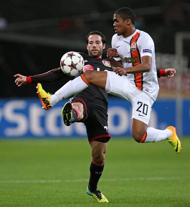 23.10.2013, Fussball Champions League 2013 2014, Vorrunde, 3.Spieltag, Bayer Leverkusen - Schachtar Donezk, in der BayArena Leverkusen. v.l. Gonzalo Castro (Bayer Leverkusen) gegen Douglas Costa (Schachtar Donezk)