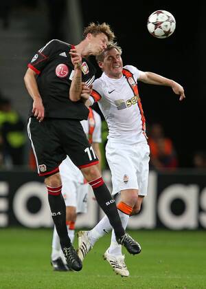 23.10.2013, Fussball Champions League 2013 2014, Vorrunde, 3.Spieltag, Bayer Leverkusen - Schachtar Donezk, in der BayArena Leverkusen. v.l. Stefan Kießling (Bayer Leverkusen) gegen Tomas Hübschman (Schachtar Donezk)