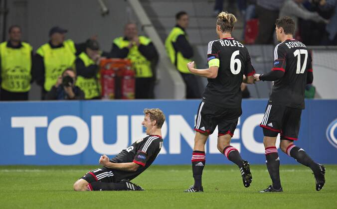 Leverkusen, 23.10.2013, BayArena Torjubel: Stefan Kiessling (Bayer), Simon Rolfes (Bayer), Sebastian Boenisch (Bayer) Bayer Leverkusen - Schachtar Donezk mm