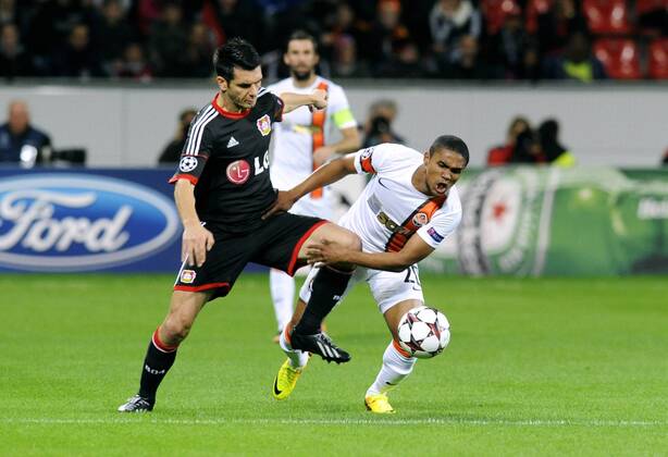 Fussball, UEFA Champions League, Herren, Saison 2013 2014, Gruppe A, 3. Spieltag, BayArena Leverkusen, Bayer Leverkusen (schwarz) - FC Schachtar Donezk, Shakhtar Donetsk (weiss); Emir Spahic (Leverkusen), Douglas Costa (Donetsk), Aktion.