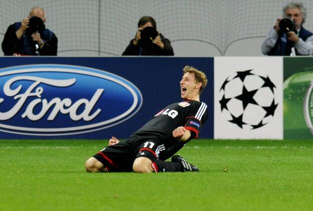 Fussball, UEFA Champions League, Herren, Saison 2013 2014, Gruppe A, 3. Spieltag, BayArena Leverkusen, Bayer Leverkusen (schwarz) - FC Schachtar Donezk, Shakhtar Donetsk (weiss); Jubel Stefan Kießling, Kiessling (Leverkusen) nach seinem Tor zum 1:0. Jubel, Freude, Aktion, Einzelbild.