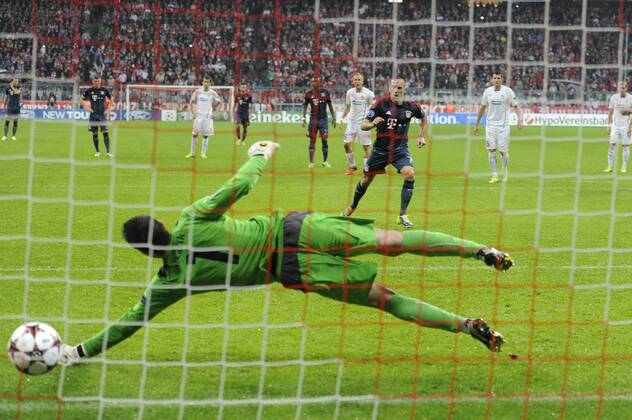 Tor zum 1-0 durch Franck RIBERY (Bayern München) per Elfmeter ,Strafstoss gegen Matus Kozacik (Torwart PIlsen).Aktion;Torschuss,Hintertorkamera,Hintertorperspektive. FC Bayern München-FC Viktoria Pilsen. Fussball Champions League,Vorrunde,Gruppenphase,Gruppe D,3.Spieltag am 23.10.2013. AL L I A N A R E N A