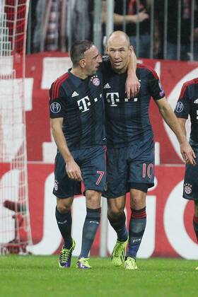 Torjubel von l-r: Franck RIBERY 7 (FC Bayern München) und Arjen ROBBEN 10 (FC Bayern München) FC Bayern München vs. FC Viktoria Pilsen, Fussball, Championsleague, 23.10.2013 EP_ckt