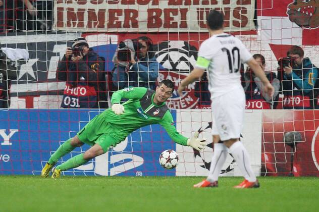 Matus KOZACIK 1 (FC Viktoria Pilsen) konnte den Elfer nicht halten, rechts Pavel HORVATH 10 (FC Viktoria Pilsen) FC Bayern München vs. FC Viktoria Pilsen, Fussball, Championsleague, 23.10.2013 EP_ckt