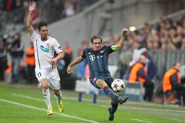 l-r: im Zweikampf, Aktion, mit Milan PETRZELA 11 (FC Viktoria Pilsen) und Philipp LAHM 21 (FC Bayern München) FC Bayern München vs. FC Viktoria Pilsen, Fussball, Championsleague, 23.10.2013 EP_ckt