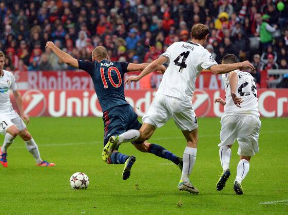 23.10.2013, xjhx, Fussball, Champions League, FC Bayern München - Viktoria Plzen, v.l. Arjen Robben (FC Bayern München), Roman Hubnik (Viktoria Pilsen) elfmeterfoul
